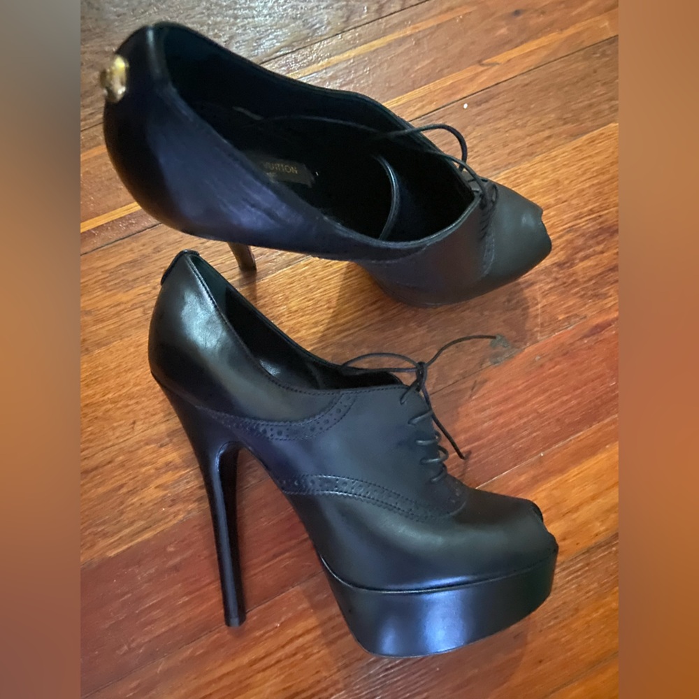 New Authentic Louis Vuitton lace up pumps all leather with platform size 41